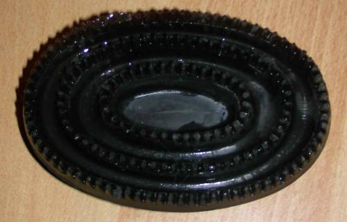 schwarzer gummistriegel
